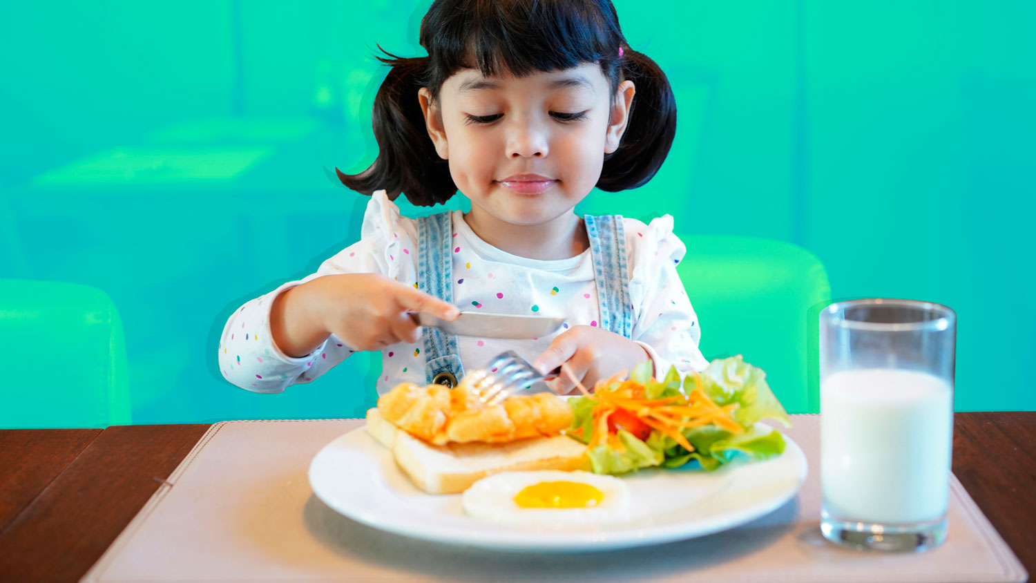 Pensión alimentaria. Niña comiendo hamburguesa saludable.